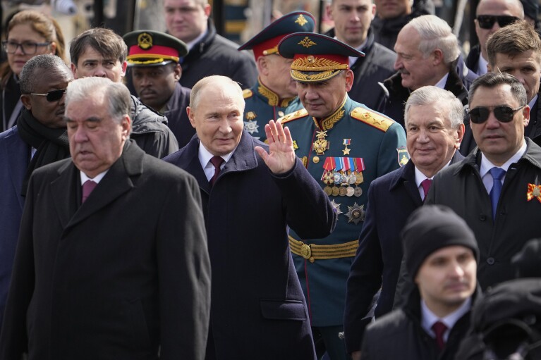 Prezydent Republiki Tadżykistanu Emomali Rahmon, z przodu po lewej stronie, prezydent Rosji Władimir Putin, w środku, minister obrony Rosji Siergiej Szojgu, centroprawica, Prezydent Republiki Uzbekistanu Shavkat Mirziyoyev, drugi z prawej i Prezydent Republiki Kirgiskiej Sadyr Japarow, po prawej, opuść Plac Czerwony po paradzie wojskowej z okazji Dnia Zwycięstwa w Moskwie, Rosja, czwartek, 9 maja 2024 r., z okazji 79. rocznicy zakończenia II wojny światowej.  (AP Photo/Aleksander Zemlianichenko)