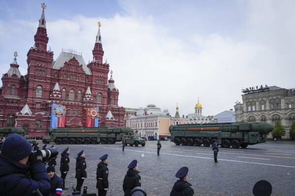 Rosyjskie rakiety balistyczne RS-24 Yars toczą się podczas parady wojskowej z okazji Dnia Zwycięstwa w Moskwie, Rosja, czwartek, 9 maja 2024 r., z okazji 79. rocznicy zakończenia II wojny światowej.  (AP Photo/Aleksander Zemlianichenko)