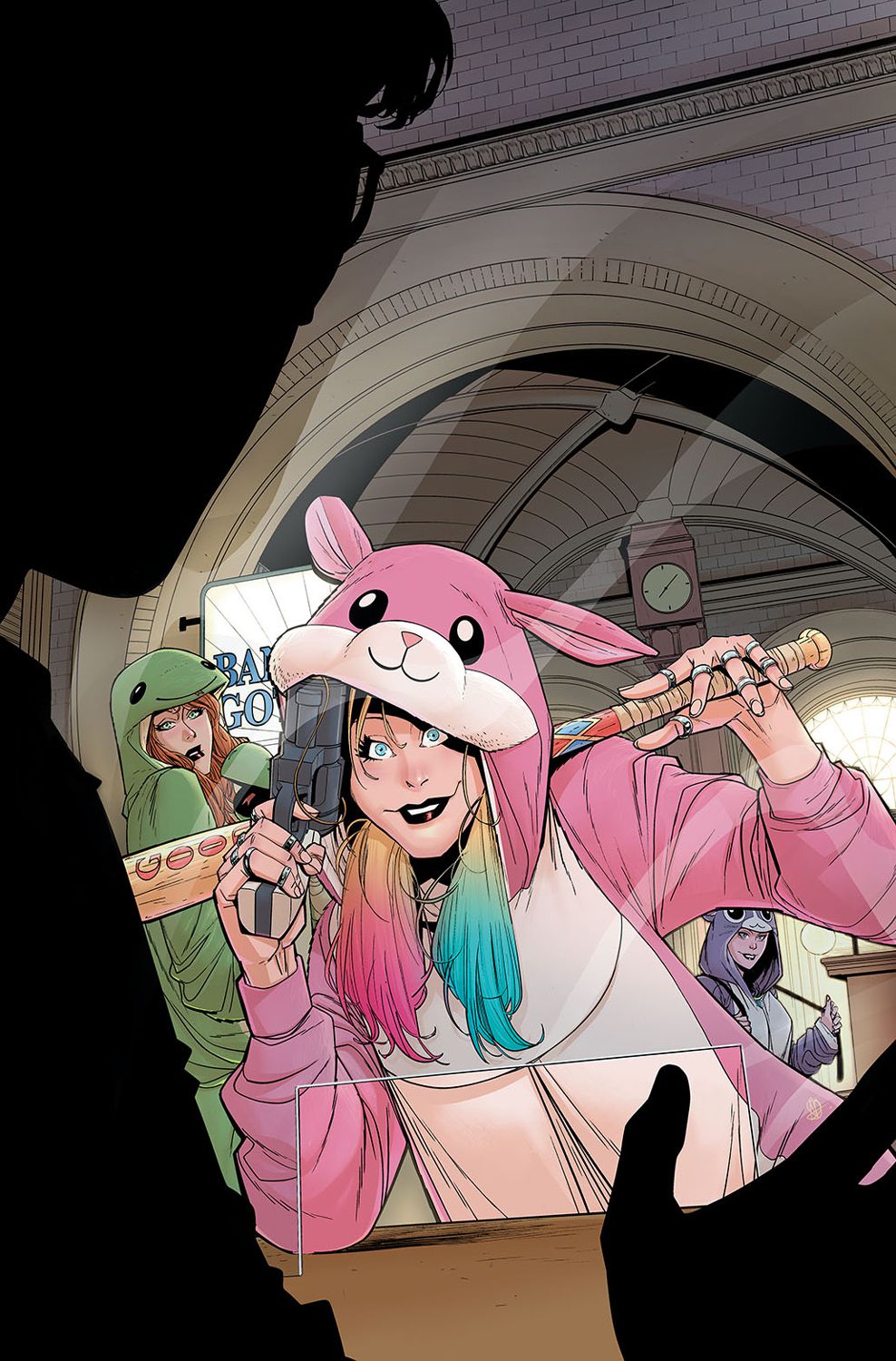 Harley Quinn, ubrana w różowy kombinezon w kształcie chomika, opiera się z uśmiechem o ladę kasjera, trzymając w jednej ręce kij baseballowy, a w drugiej pistolet.  Za nią widać Poison Ivy i Catwoman we własnych zielono-fioletowych kombinezonach.