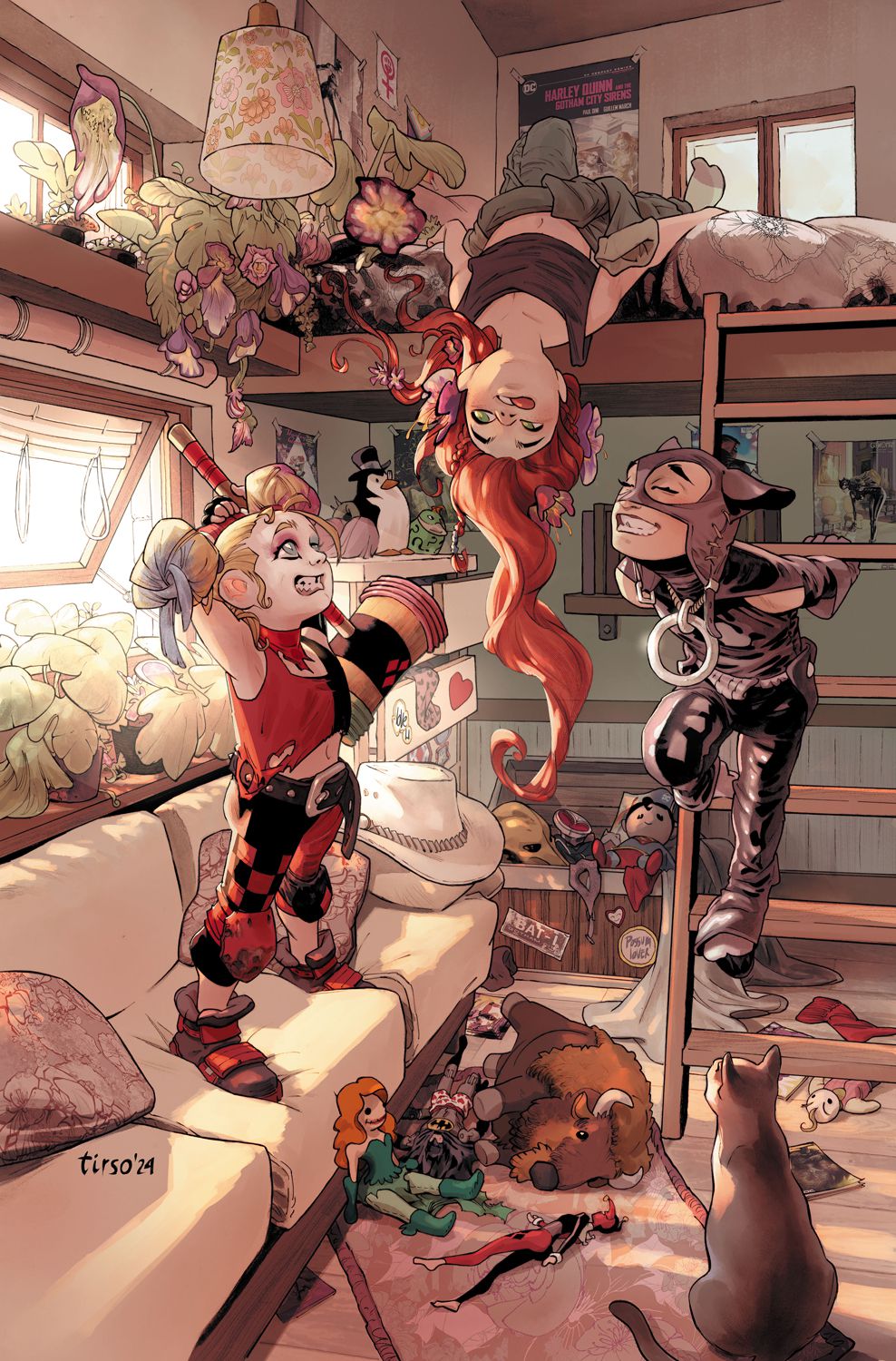 Wyobrażenia Harley Quinn, Poison Ivy i Kobiety-Kota, gdy dzieci bawią się w brudnej sypialni z łóżkiem piętrowym i kanapą na okładce Gotham City Sirens.