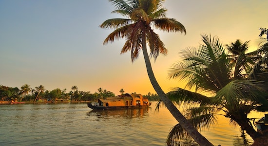 Nr 2. Kerala: Znana jako „kraj Boga”, Kerala fascynuje gości spokojnymi rozlewiskami, bujnymi zielonymi krajobrazami i ajurwedyjskimi rekolekcjami, oferując każdemu podróżnikowi odmładzającą ucieczkę na łono natury.
