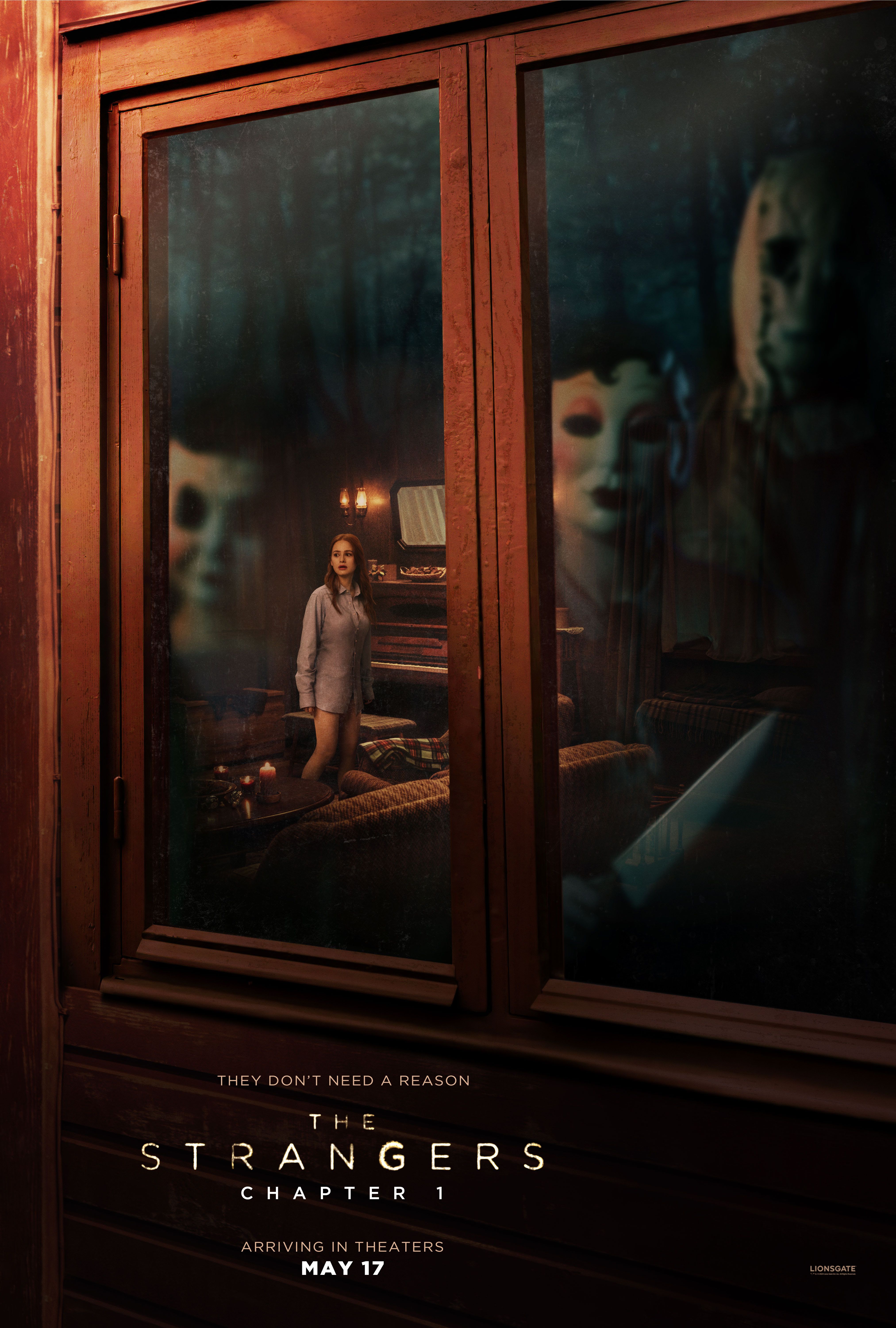 Plakat The Strangers Chapter 1 przedstawiający trzy zamaskowane postacie patrzące w okno