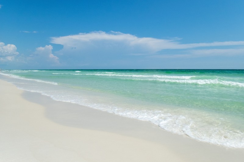 Błękitne niebo, biały piasek i zielone wody na Szmaragdowym Wybrzeżu Florydy w pobliżu Parku Stanowego Henderson Beach i Destin Florida