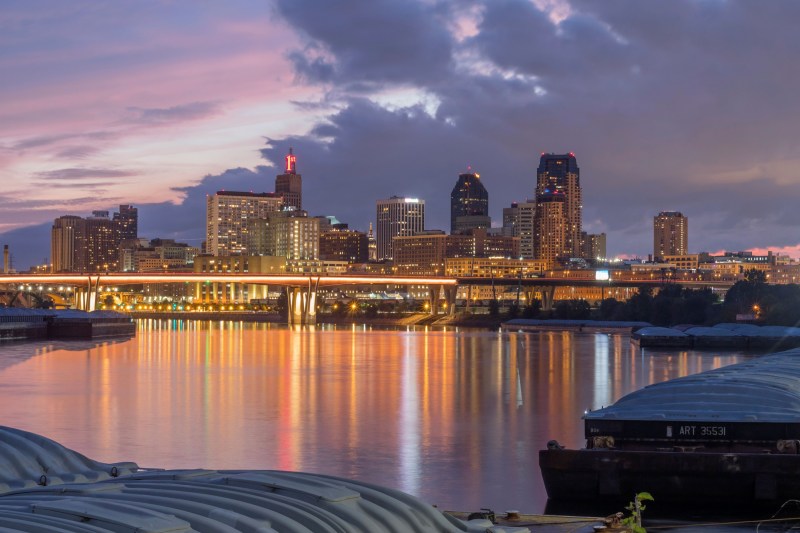 Dramatyczne ujęcie miasta St. Paul w Minnesocie odbijającego się w rzece Mississippi podczas długiej ekspozycji w kolorowym zmierzchu
