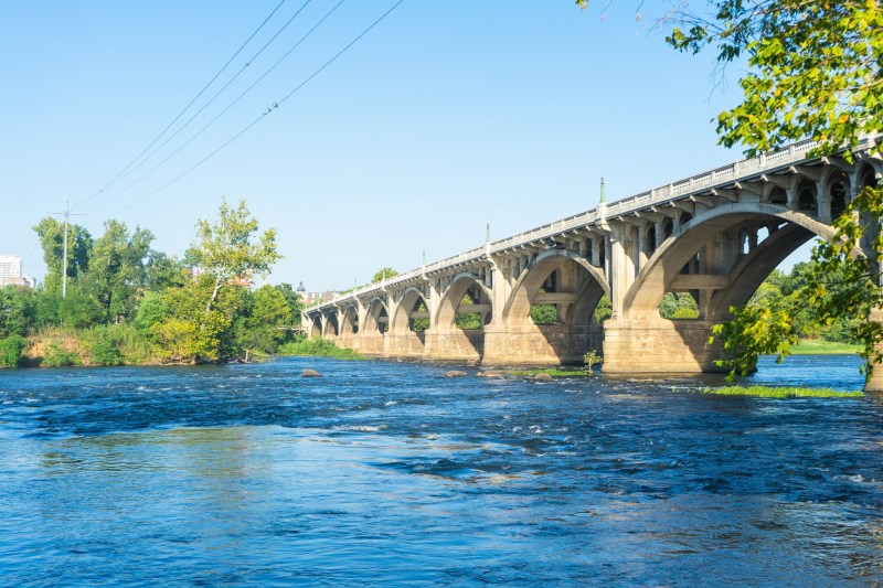 Długi most dla samochodów osobowych i ciężarowych nad główną rzeką w Kolumbii w Południowej Karolinie