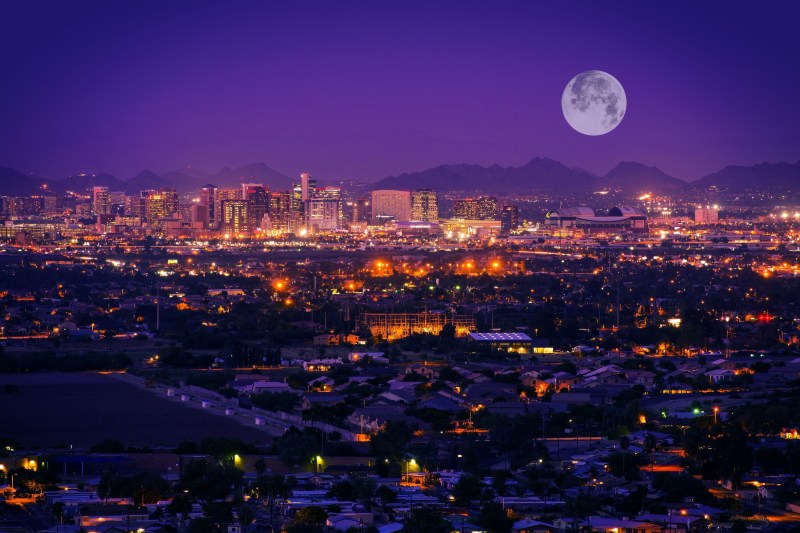 Panoramę Phoenix w Arizonie w nocy.  Księżyc w pełni nad Phoenix, Arizona, Stany Zjednoczone.
