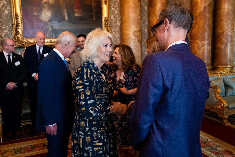 królowa Camilla uśmiecha się do Kennetha Yeo