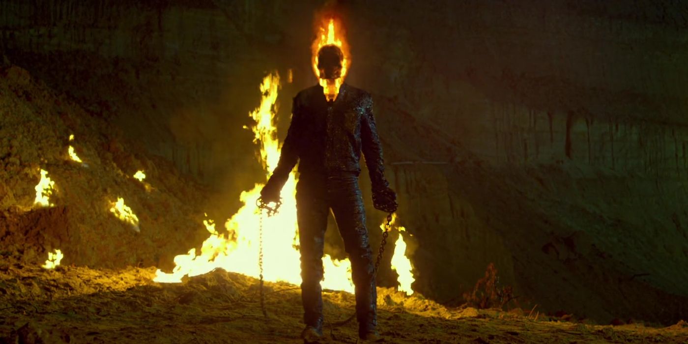 Nicolas Cage jako Ghost Rider stojący trzymający łańcuch w Ghost Rider: Spirit of Vengeance (2011)