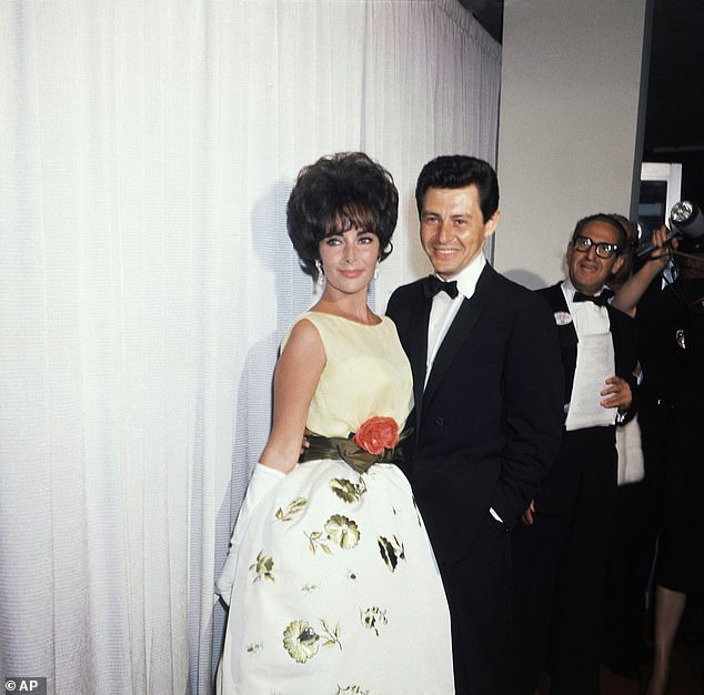 Piosenkarz Eddie Fisher (w środku) pozuje z aktorką Elizabeth Taylor podczas wręczenia Oscarów, kwiecień 1961