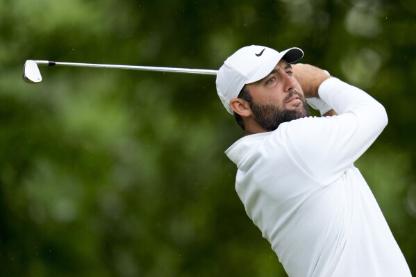 Scottie Scheffler ogląda swój strzał z tee na 11. dołku podczas drugiej rundy turnieju golfowego PGA Championship w Valhalla Golf Club, piątek, 17 maja 2024 r. w Louisville, Kentucky (AP Photo/Jeff Roberson)