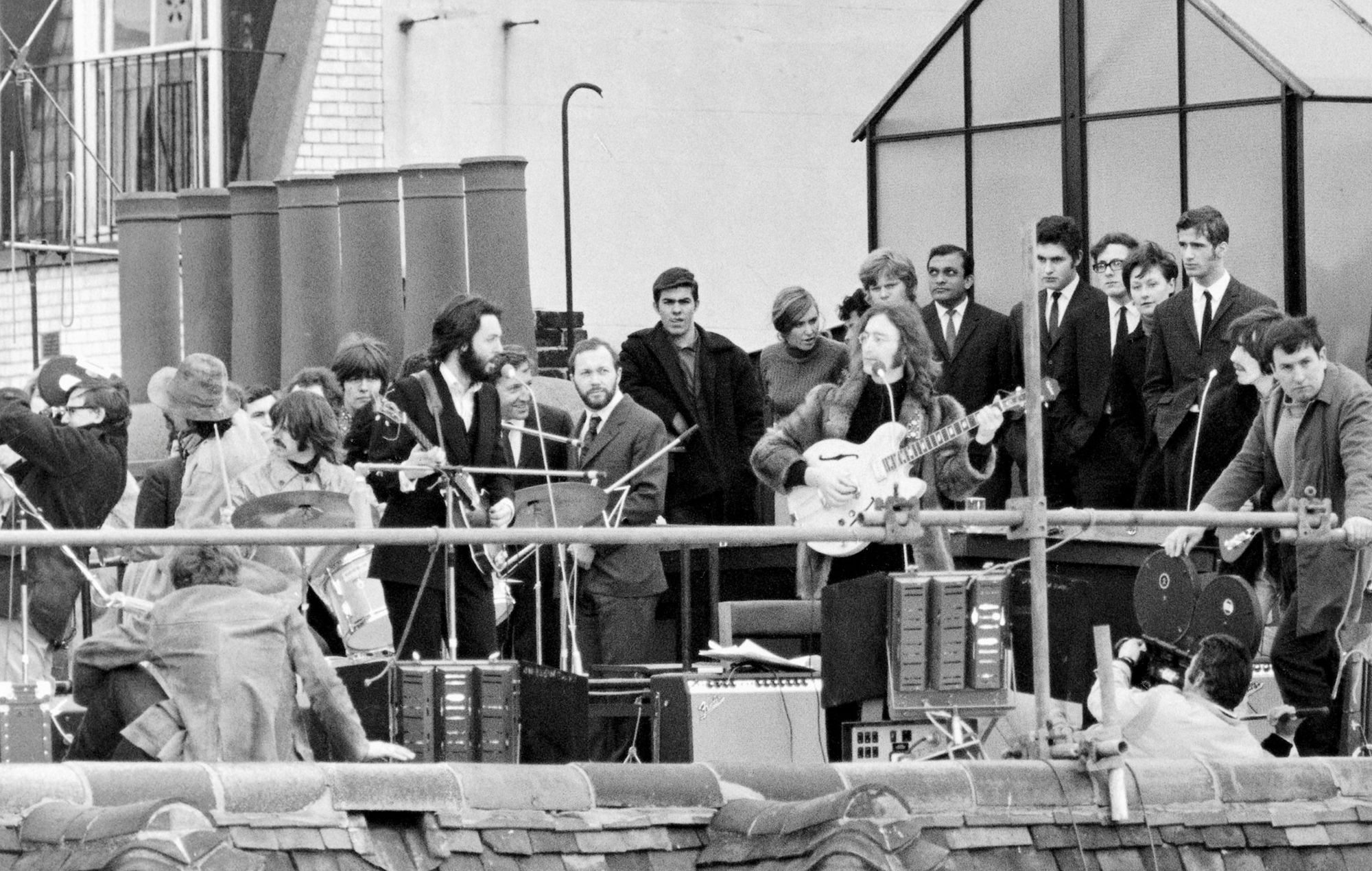 The Beatles dają koncert na dachu w siedzibie Apple, 3 Saville Row w Londynie, 30 stycznia 1969 r.