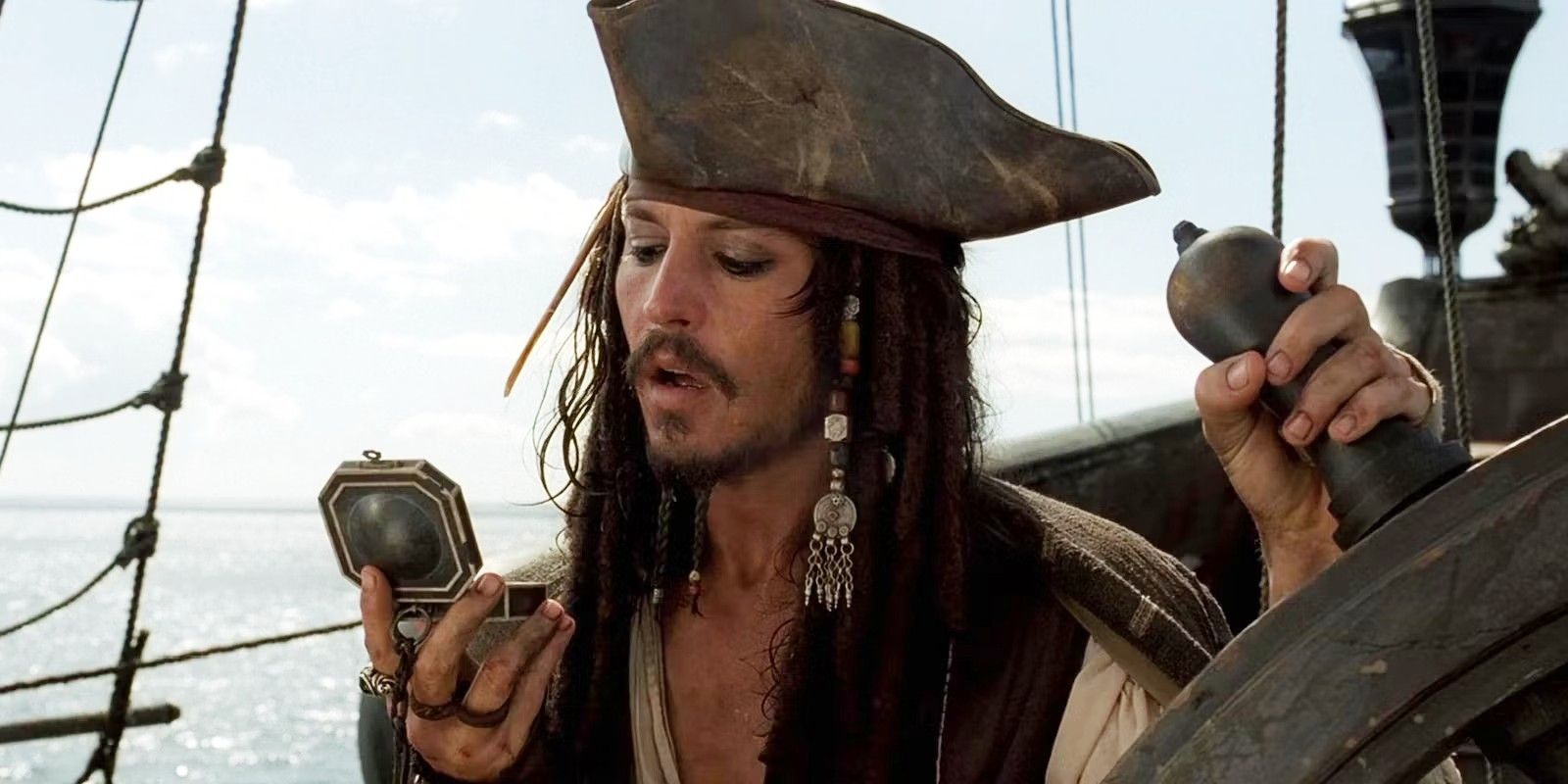 Johnny Depp jako Jack Sparrow sprawdza kompas w Piraci z Karaibów: Klątwa Czarnej Perły