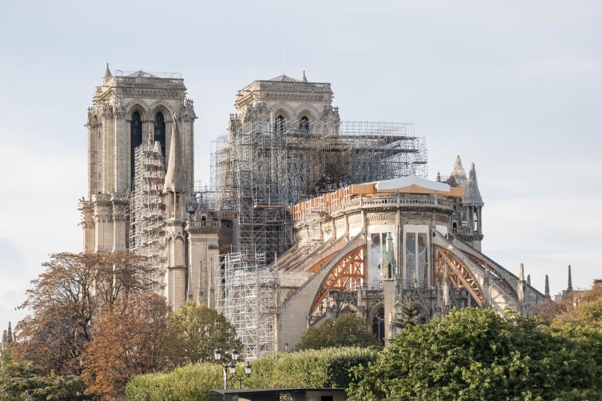 katedra notre dame z widoczną konstrukcją po pożarze, paryż, francja