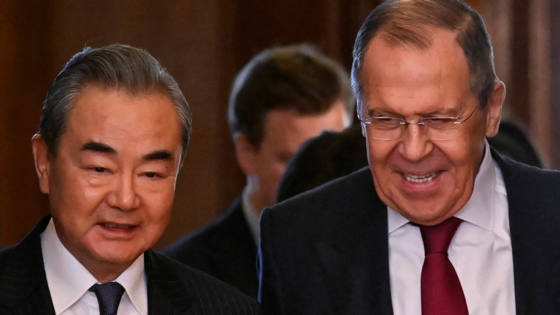 Minister spraw zagranicznych Rosji Siergiej Ławrow i dyrektor Biura Centralnej Komisji Spraw Zagranicznych Chin Wang Yi wchodzą do sali podczas spotkania w Moskwie, Rosja, 22 lutego 2023 r. 