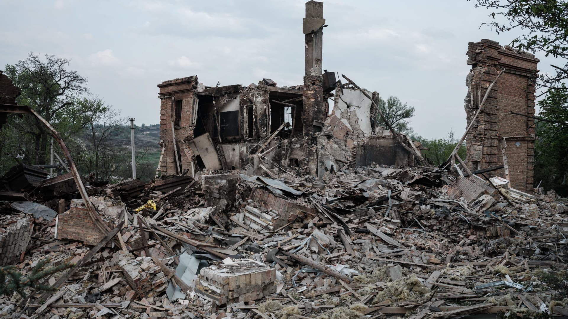 Pozostałości zniszczonej szkoły, w której według ukraińskich urzędników 60 osób ukrywających się w piwnicy zginęło w wyniku rosyjskiego ataku wojskowego na wieś Biłogorivka w obwodzie ługańskim we wschodniej Ukrainie, pokazano 13 maja 2022 r. 