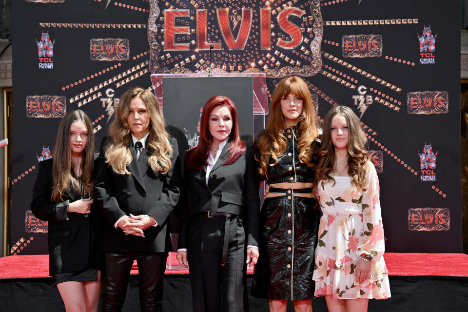 Od lewej do prawej: Harper Lockwood, Lisa Marie Presley, Priscilla Presley, Riley Keough i Finley Lockwood 