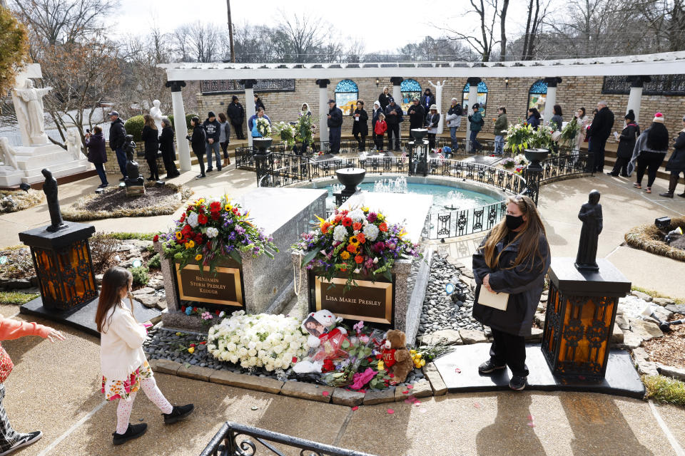 MEMPHIS, TENNESSEE – 22 stycznia: Fani odwiedzają grób Lisy Marie Presley i basenu medytacyjnego Graceland podczas jej pomnika 22 stycznia 2023 r. w Memphis, Tennessee.  Presley, 54 lata, jedyne dziecko amerykańskiego piosenkarza Elvisa Presleya, zmarł 12 stycznia 2023 roku w Los Angeles.  (Zdjęcie: Jason Kempin/Getty Images)