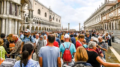 Getty Images Wenecja stała się pierwszym miastem na świecie, które pobiera opłaty od turystów korzystających z jednodniowych wycieczek (Źródło: Getty Images)