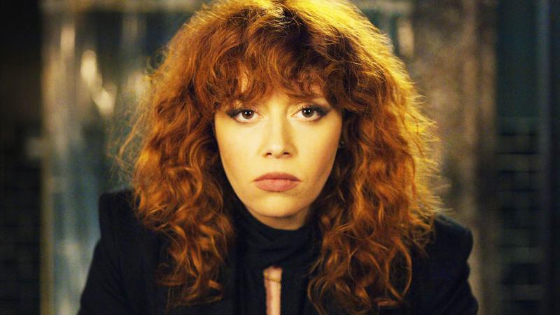 Natasha Lyonne wpatrująca się w kamerę.