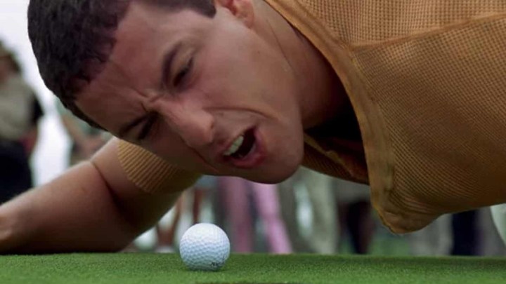 Adam Sandler na ziemi krzyczy na piłeczkę golfową w scenie z filmu Happy Gilmore.