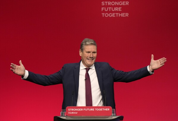 PLIK – Lider Brytyjskiej Partii Pracy Keir Starmer gestykuluje, gdy przybywa, aby wygłosić przemówienie programowe na dorocznej konferencji partii w Brighton w Anglii, środa, 29 września 2021 r. (AP Photo/Alastair Grant, plik)