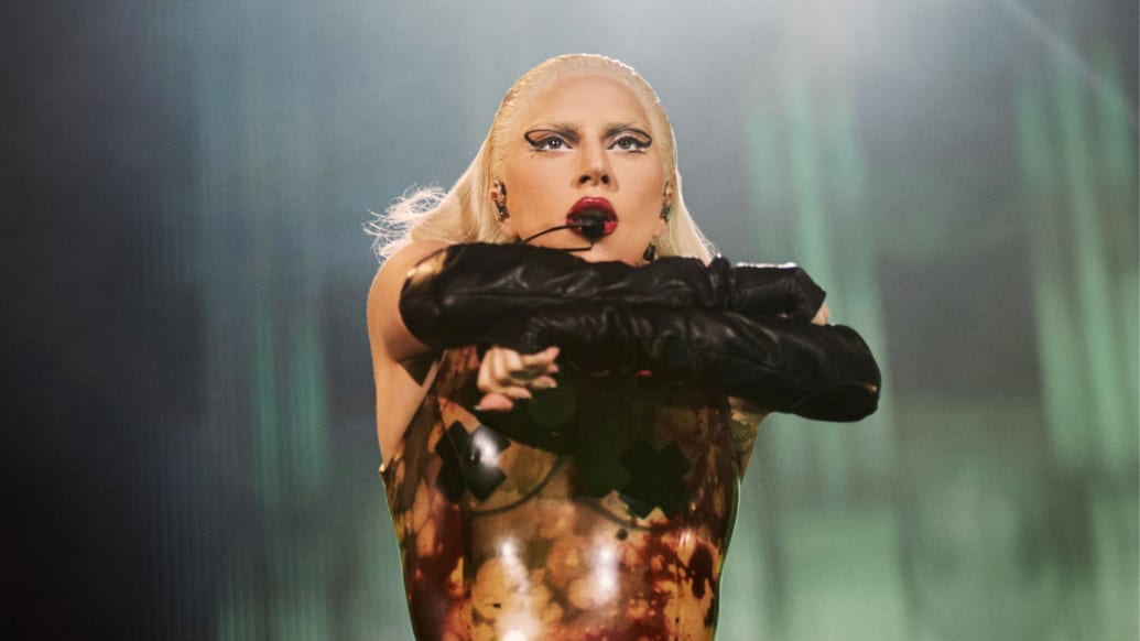 Lady Gaga krzyżuje ramiona podczas koncertu Chromatica.