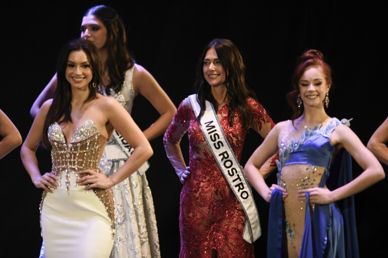 Miss Rostro Alejandra Rodriguez bierze udział w wyborach Miss Universe w Argentynie, które odbywają się w Buenos Aires w Argentynie, sobota, 25 maja 2024 r. 60-letnia prawniczka ma nadzieję przejść do historii, stając się najstarszą uczestniczką Miss Universe.  (AP Photo/Gustavo Garello)