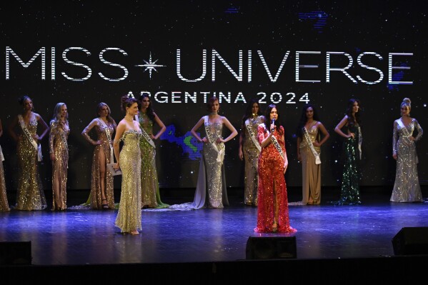 Uczestniczka Alejandra Rodriguez (po prawej w środku) bierze udział w wyborach Miss Universe Argentina, Buenos Aires w Argentynie, sobota, 25 maja 2024 r. 60-letnia prawniczka ma nadzieję przejść do historii, stając się najstarszą uczestniczką Miss Universe.  (AP Photo/Gustavo Garello)