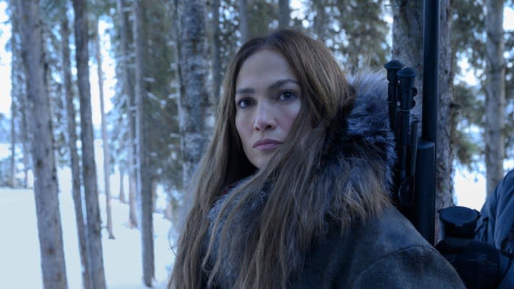 Jennifer Lopez jako Matka stojąca w zaśnieżonym lesie i patrząca w lewo w filmie Matka.