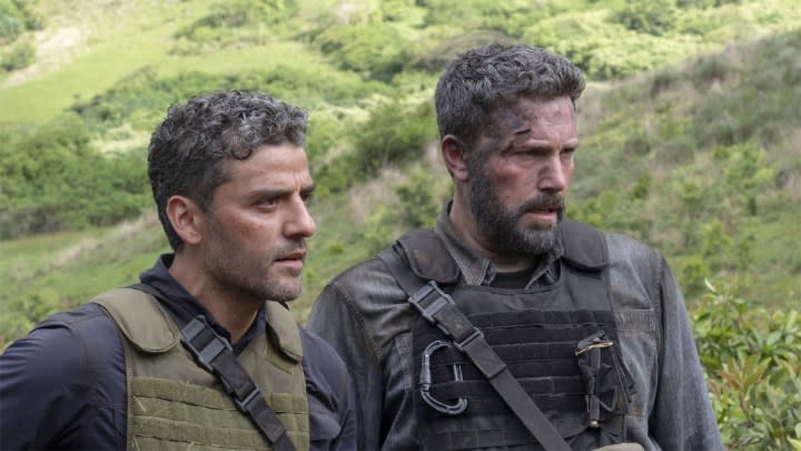 Oscar Isaac i Ben Affleck stoją obok siebie jako żołnierze w Potrójnej granicy.
