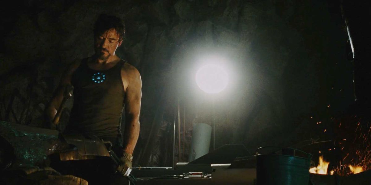 Tony Stark buduje swój pierwszy garnitur w jaskini w filmie Iron Man