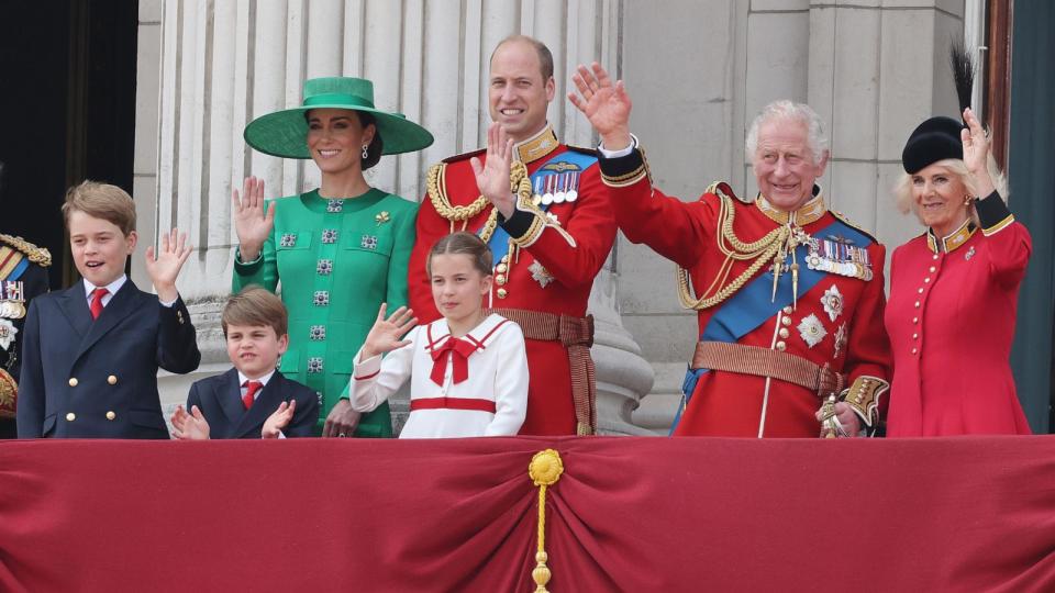 ZDJĘCIE: Książę Jerzy, książę Louis, księżniczka Charlotte, Katarzyna, księżna Walii, książę William, książę Walii, król Karol III i królowa Camilla stoją na balkonie Pałacu Buckingham podczas Trooping the Color, 17 czerwca 2023 r. w Londynie .  (Neil Mockford/Getty Images)