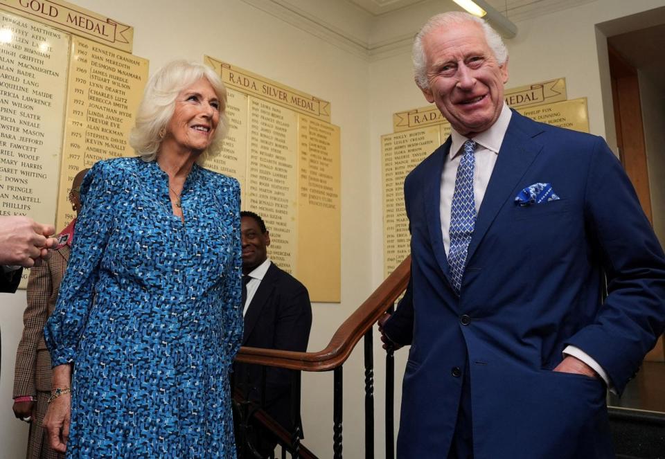 ZDJĘCIE: Brytyjski król Karol, patron Królewskiej Akademii Sztuki Dramatycznej i królowa Camilla odwiedzają RADA w Londynie, 29 maja 2024 r. (Jordan Pettitt/Pool via Reuters)