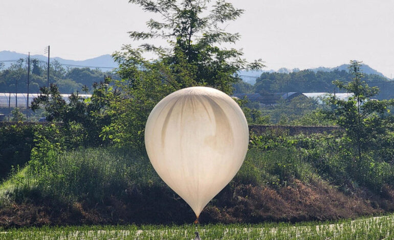 Korea Północna wypuściła nad Koreę Południową setki balonów pełnych śmieci