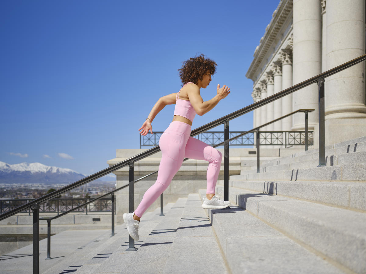 Wchodzenie po schodach ma wiele zalet zdrowotnych.  Oto 3 sposoby, jak najlepiej je wykorzystać.