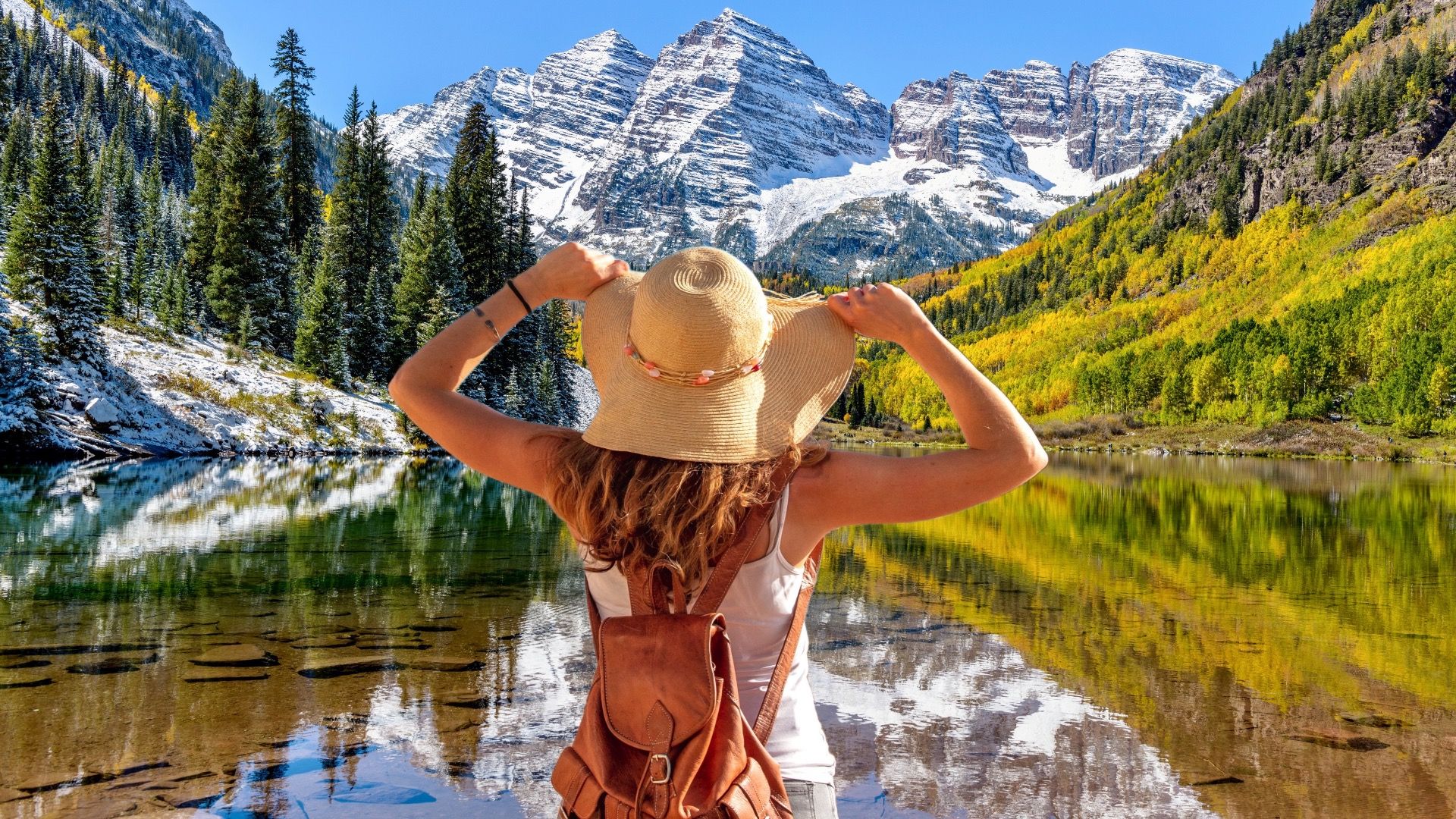 Maroon Bells odbijające się w krystalicznie czystym jeziorze Maroon, Aspen, Kolorado, USA.