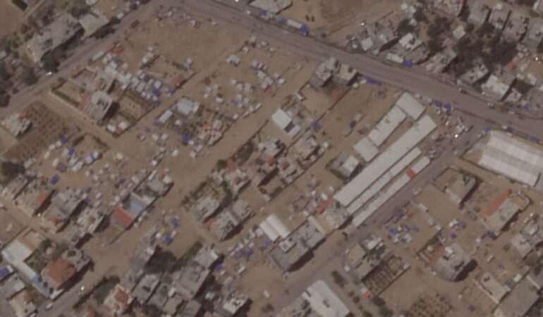 Zdjęcia satelitarne pokazują Palestyńczyków uciekających z miast namiotowych w Rafah w obliczu groźby poważnego ataku