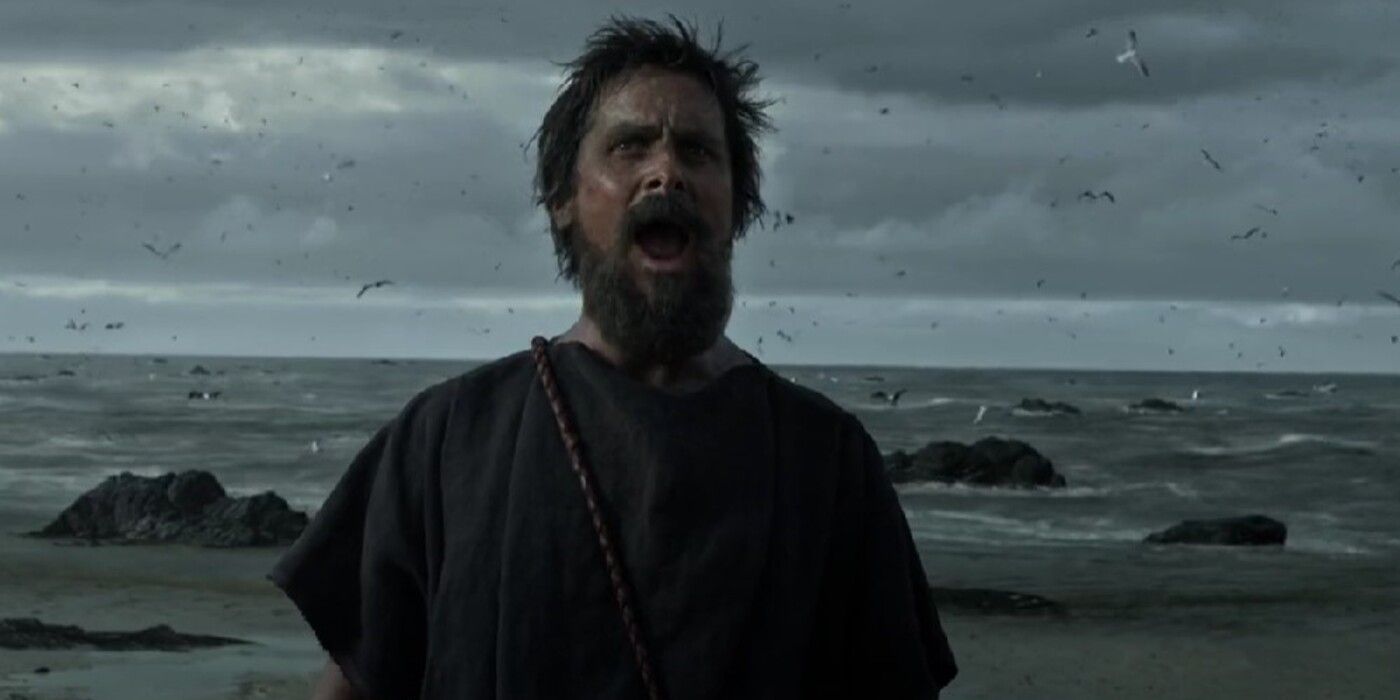 Christian Bale jako Mojżesz przemawiający nad Morzem Czerwonym w „Bogowie i królowie Exodusu”.