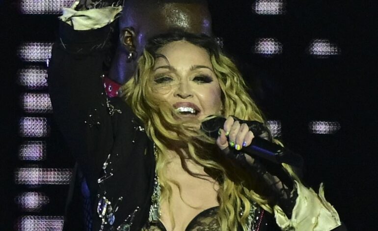 Madonna występuje dla rekordowej 1,6 MILIONA publiczności w Rio de Janeiro podczas ostatniego koncertu światowej trasy koncertowej Celebration supergwiazdy popu