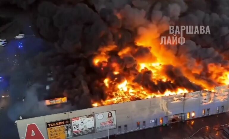 Ogromne centrum handlowe w Warszawie zostaje zniszczone przez szalejące piekło, gdy gęsty dym spowija stolicę Polski w związku z podejrzeniami o „podpalenie”