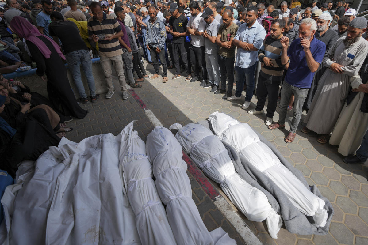 W nalocie w środkowej Gazie zginęło 20 osób, a walki szaleją, gdy przywódcy Izraela wypuszczają wojenne dywizje