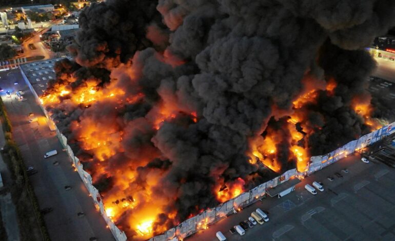 Po pożarze największego centrum handlowego w Warszawie właściciel zapowiada jego odbudowę