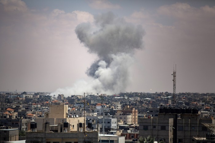 Dym unosi się po izraelskim nalocie w Rafah