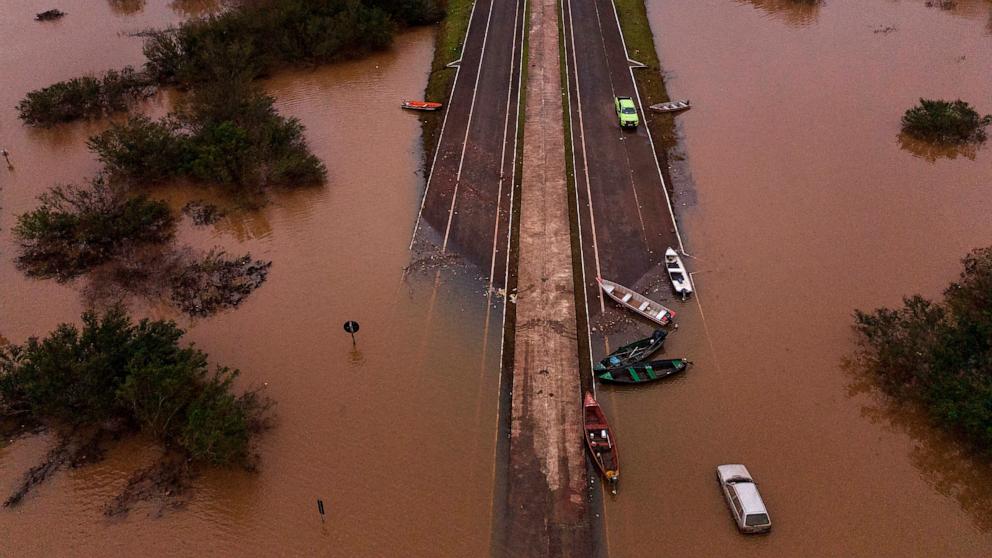 Dotknięta powodzią Brazylia w dalszym ciągu walczy z rosnącym poziomem rzek – potwierdzono, że zginęło 149 osób