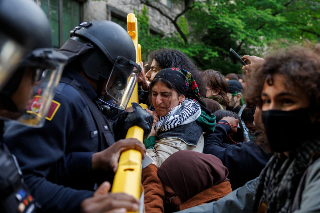 Policja oczyściła obóz protestujących w U. of C. we wtorek wczesnym rankiem