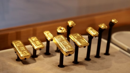 złoto nadal rośnie pomimo czynników, które tradycyjnie osłabiają jego atrakcyjność, takich jak wyższe stopy procentowe i mocny dolar amerykański.  (Bloomberg)