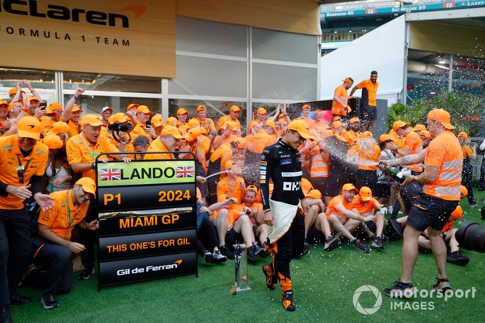 Lando Norris, McLaren F1 Team, 1. pozycja, zespół McLarena świętuje zwycięstwo szampanem