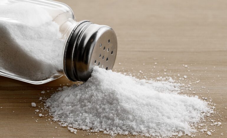 Częste dodawanie soli do stołu zwiększa ryzyko raka żołądka o 41%