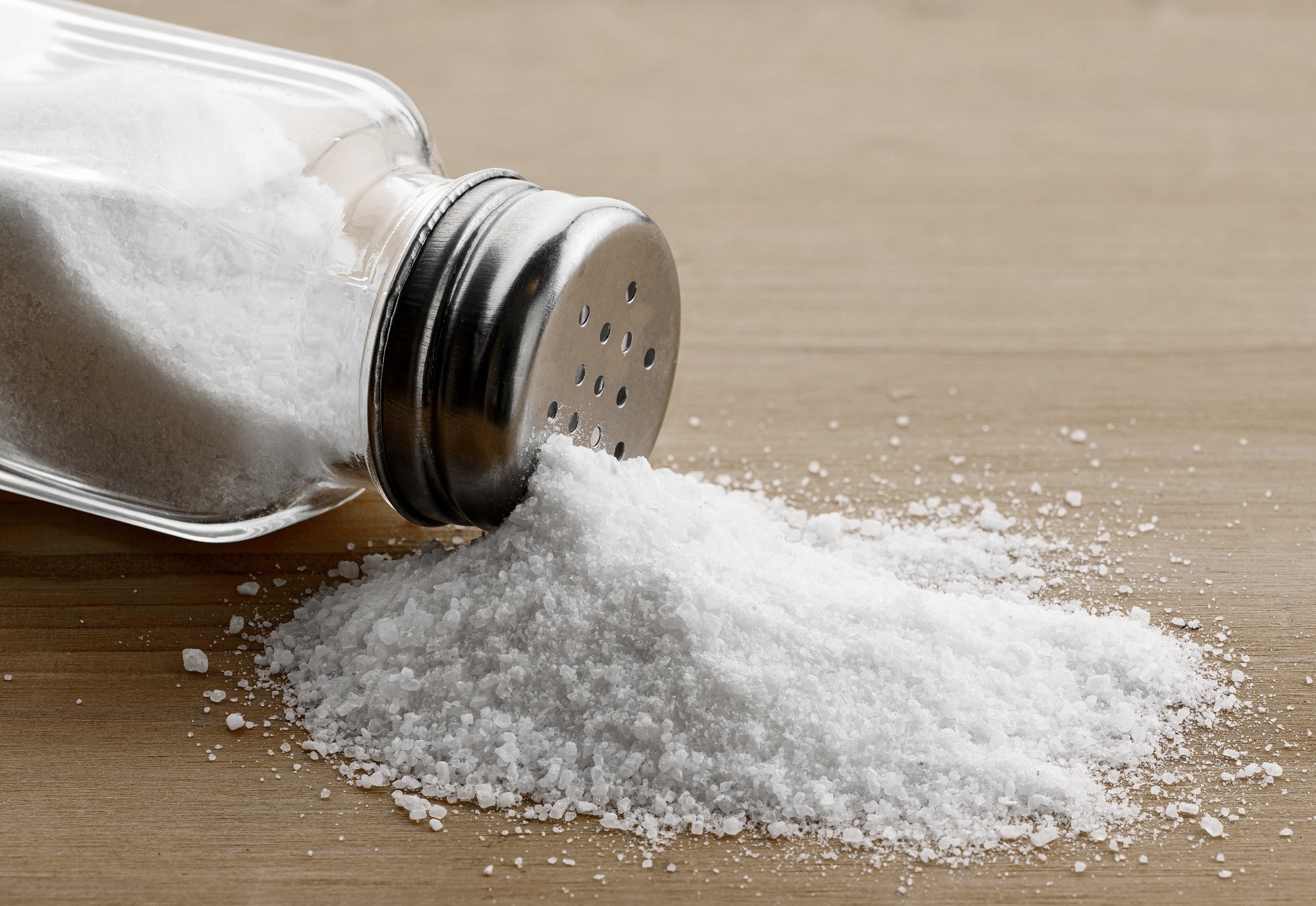 Badanie: Dodawanie soli do potraw przy stole jako wskaźnik ryzyka raka żołądka u dorosłych: badanie prospektywne.  Źródło zdjęcia: Soho A Studio/Shutterstock.com