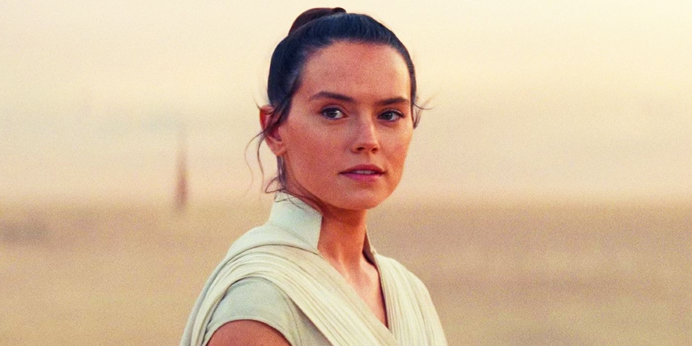 Daisy Ridley uśmiecha się jako Rey w Star Wars: Skywalker.